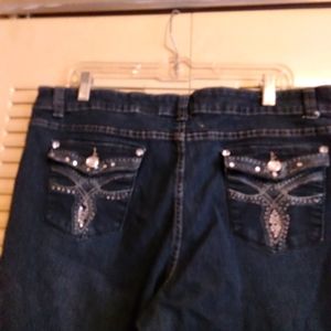 Womens 20 dark was Jean capris back pocket bling
